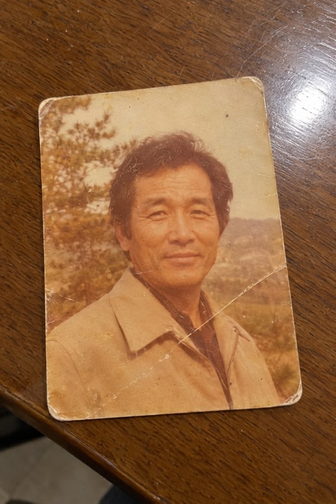 원본: 폰으로 찍은 70년대 인화 사진