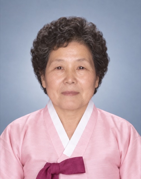 단체 사진 속 작은 얼굴으로 만든 영정사진