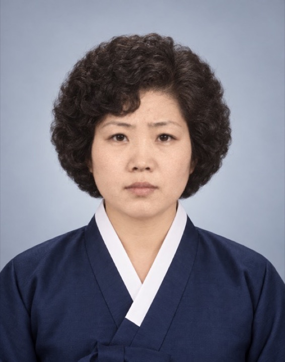 찢어진 흑백 증명사진으로 만든 영정사진