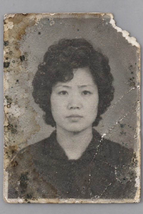 원본: 찢어진 흑백 증명사진